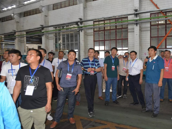 社会公众在9001cc金沙以诚为本集团科普基地生产车间旅行学习